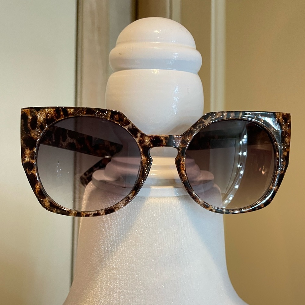 Cute, round cat eye sunglasses-tortoiseshell with sparkles and gradient lens